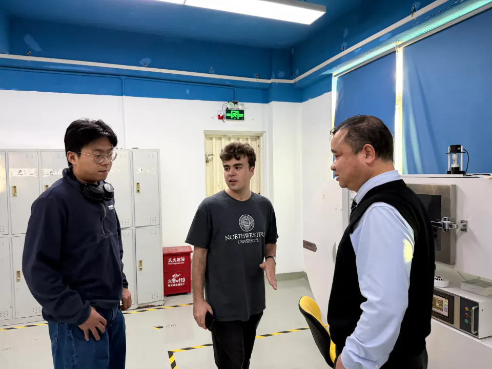 Robin 与美国学生创业者在深圳工厂交流