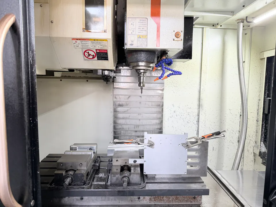 CNC 设备内部的加工区域