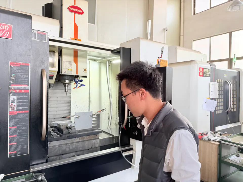 Carson 在 CNC 设备旁