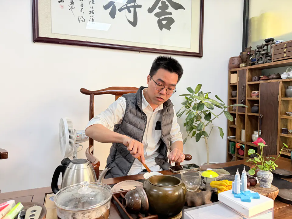 Carson 在茶桌旁交谈