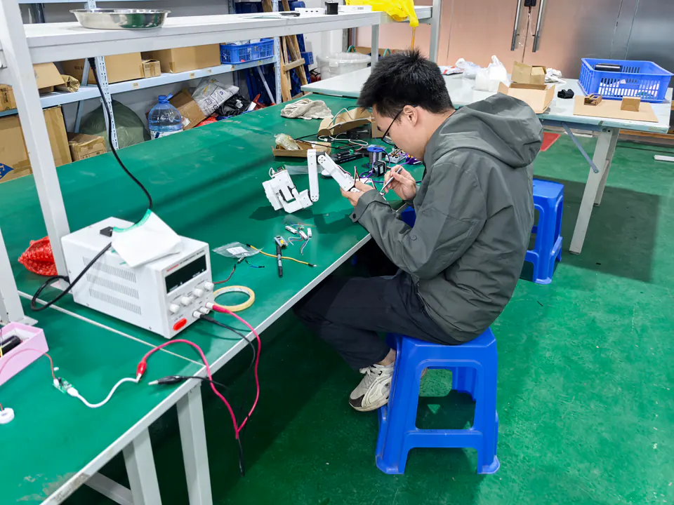 Carson 在工作台前调试硬件