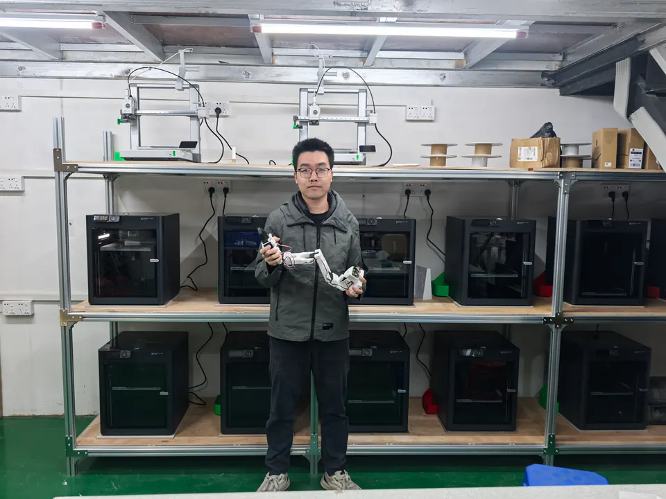 Carson 在试制车间展示硬件