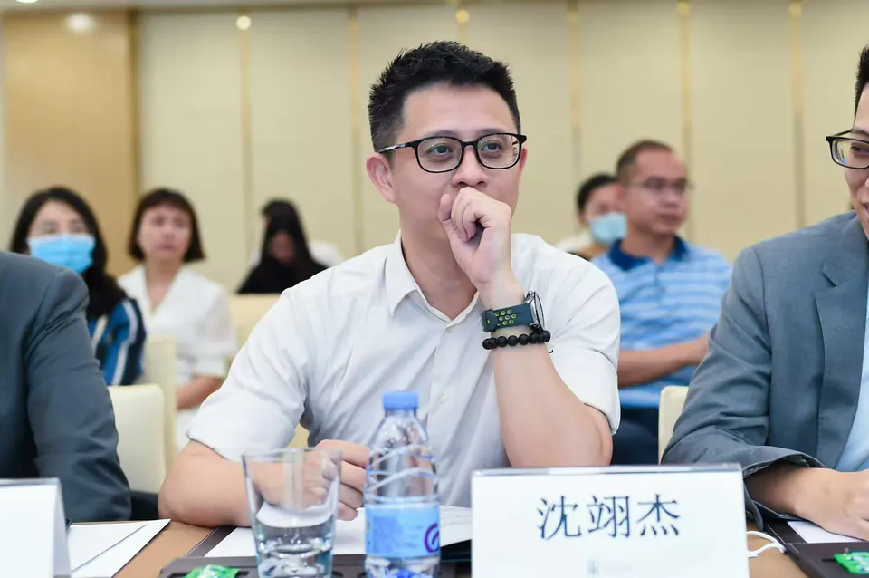Charley 在会议现场听取讨论