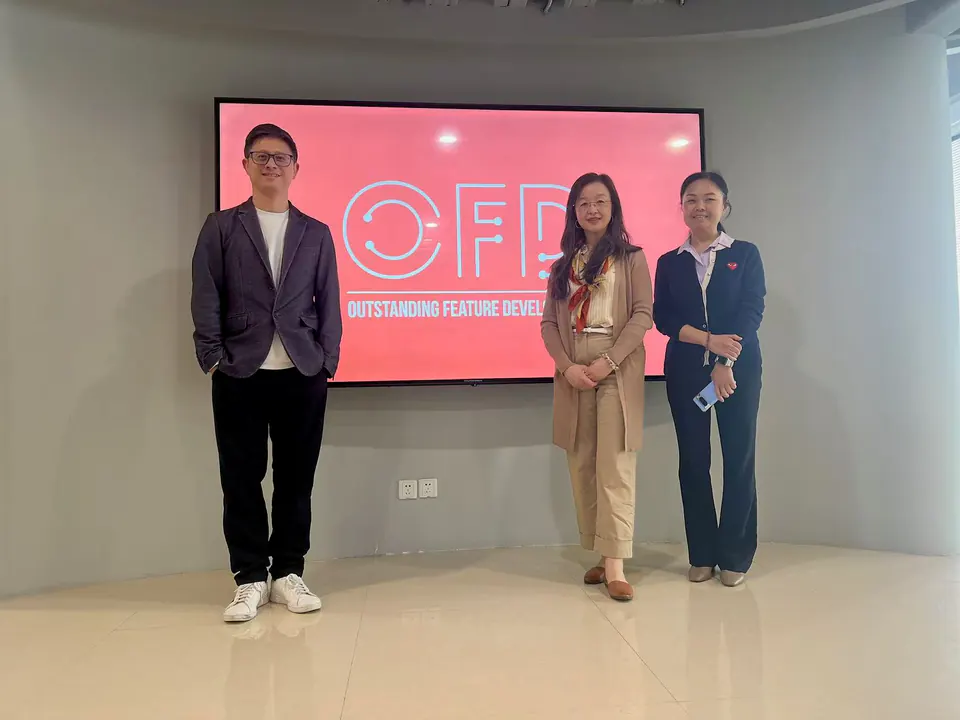 Charley 与团队成员在 OFD 标识前合影