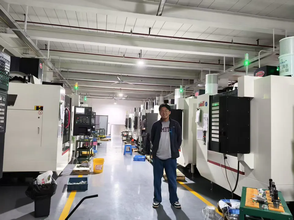 Donny 在深圳的数控加工车间