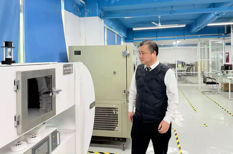 Leo 在工厂查看设备