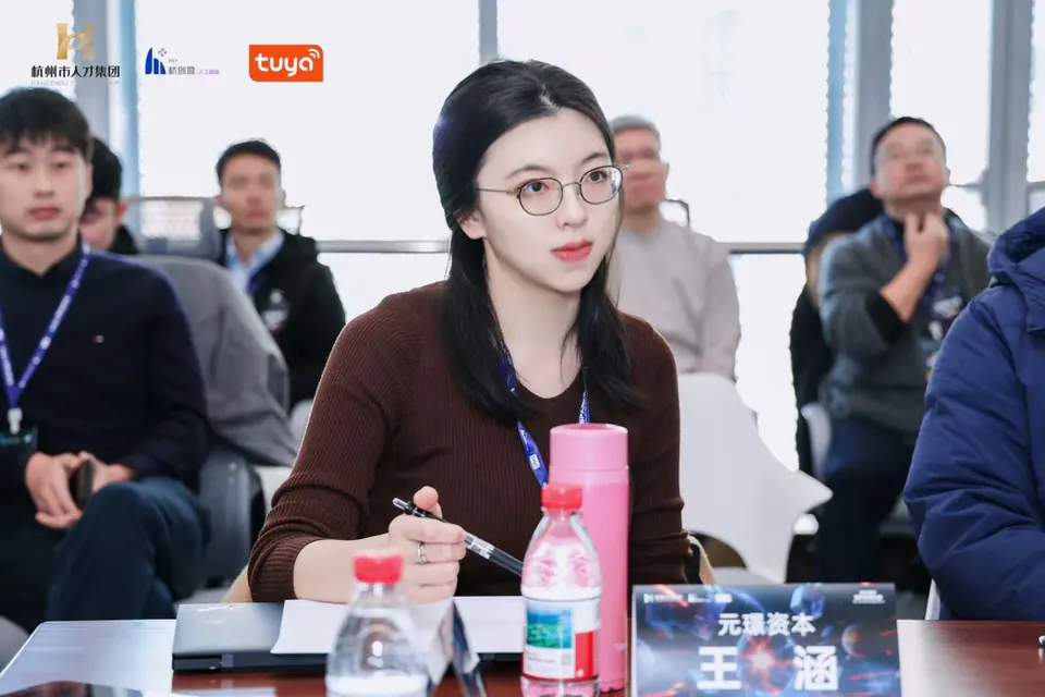Michelle 在活动现场聆听并记录