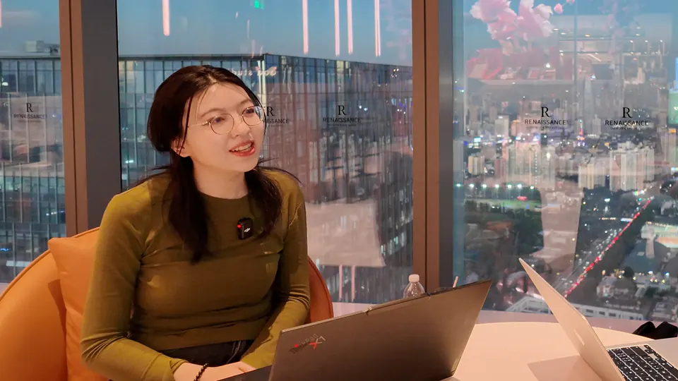 Michelle Wang 在窗边接受采访