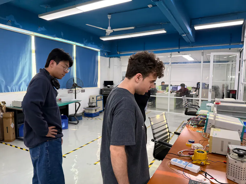 Samuel 在工厂查看产品