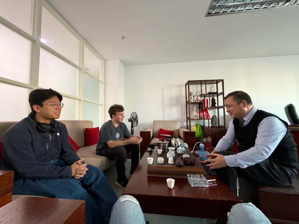 Samuel 与工厂人员面对面交流
