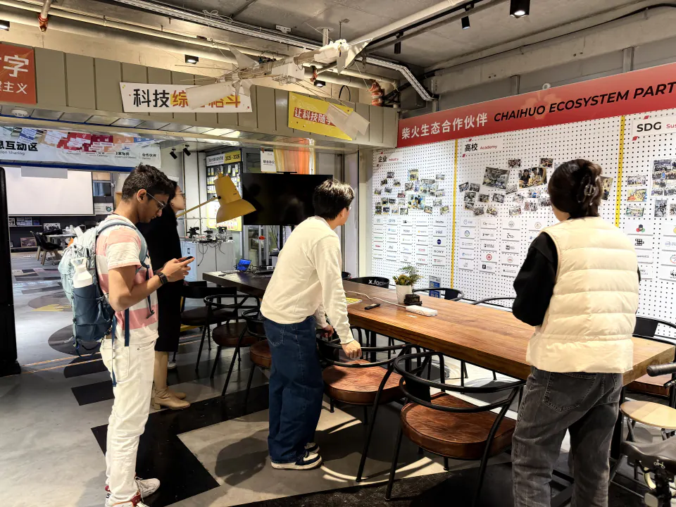 参访者在柴火创客空间了解深圳硬件生态